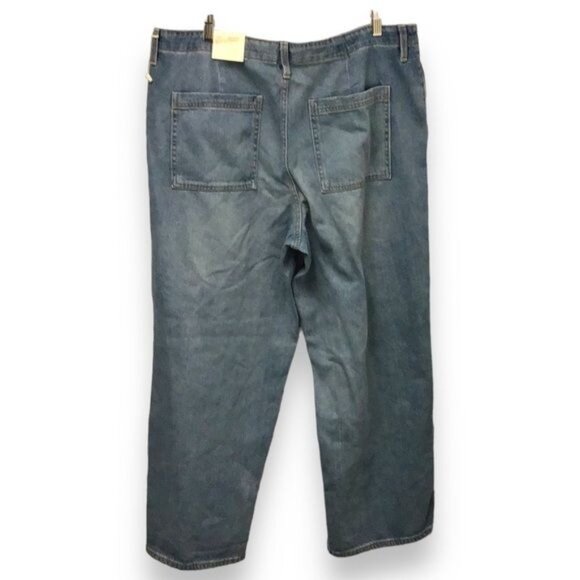 Universal Thread Women’s Relaxed Straight Light Wash Jeans, Blue, Size 18R - Picture 5 of 9
